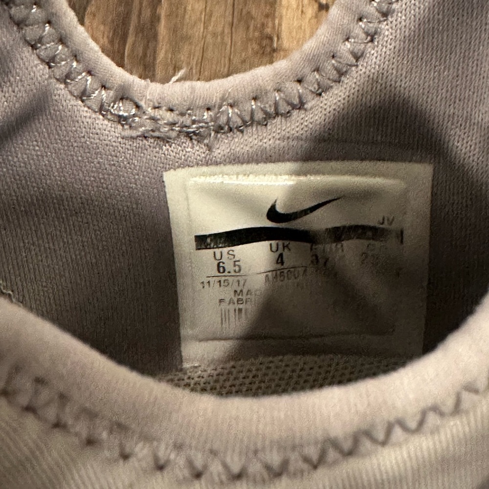 Women’s Nike Huarache City Low grey and white tennis shoes! - Picture 5 of 5
